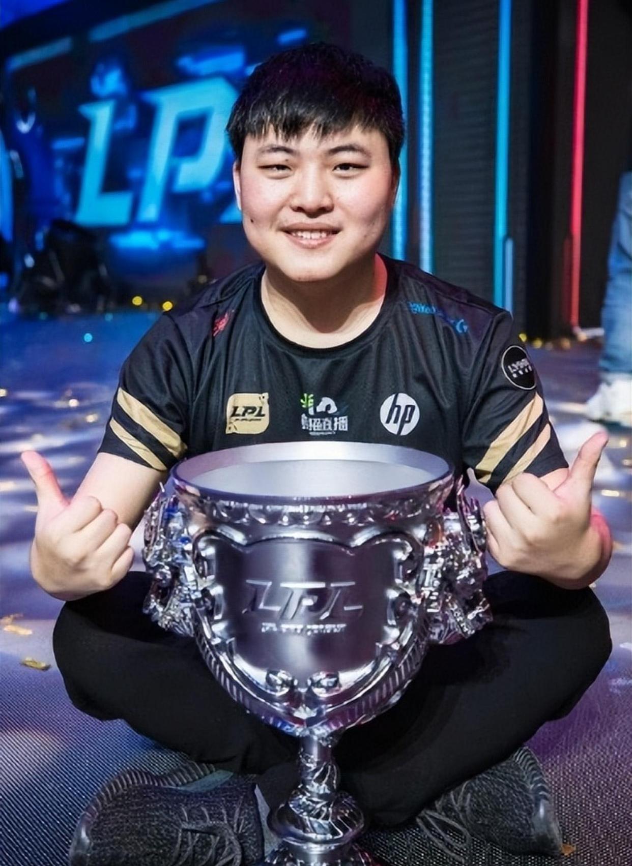 九游-关于Uzi回归赛场，精彩发挥首场状态亮眼，雄鹿观众沸腾！的信息